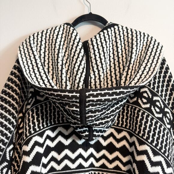 White House Black Market Boho Geo Hooded Knit Poncho Black White Size XSP/SP - Picture 7 of 11